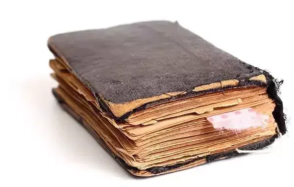 Alte Bibel mit weisen Hintergrund