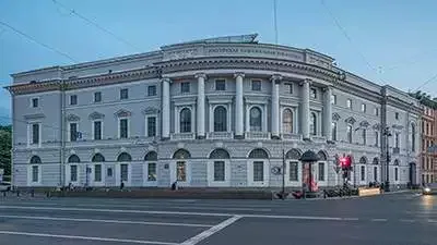 Russische Nationalbibliothek frontansicht mit blauen Himmel