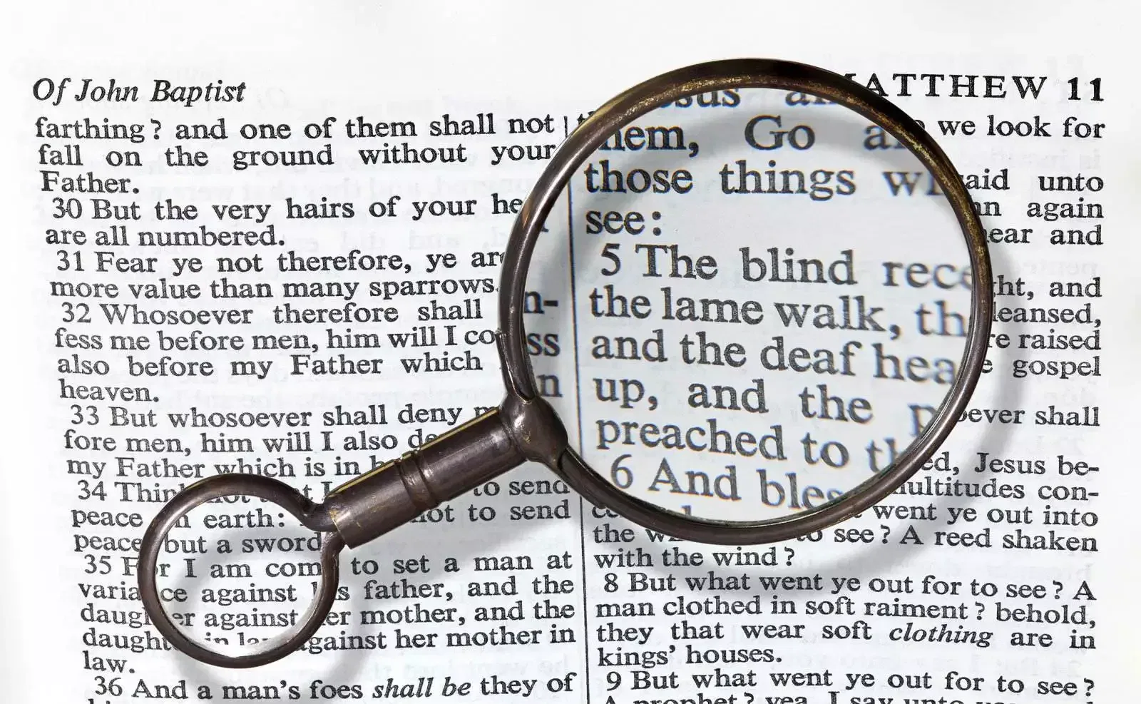 bible mit lupe Eine Lupe liegt auf einer Seite des Matthäusevangeliums