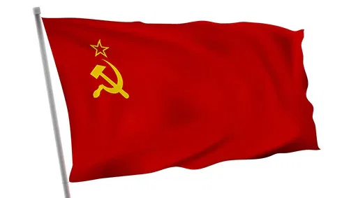 Eine rote Fahne mit Hammer und Sichel darauf.