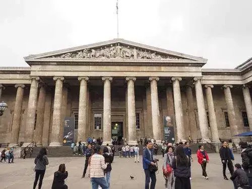 Frontansicht British Museum mit Touristen davor