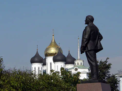 Eine Statue Lenin mit orthodoxe Kirche im Hintergrund