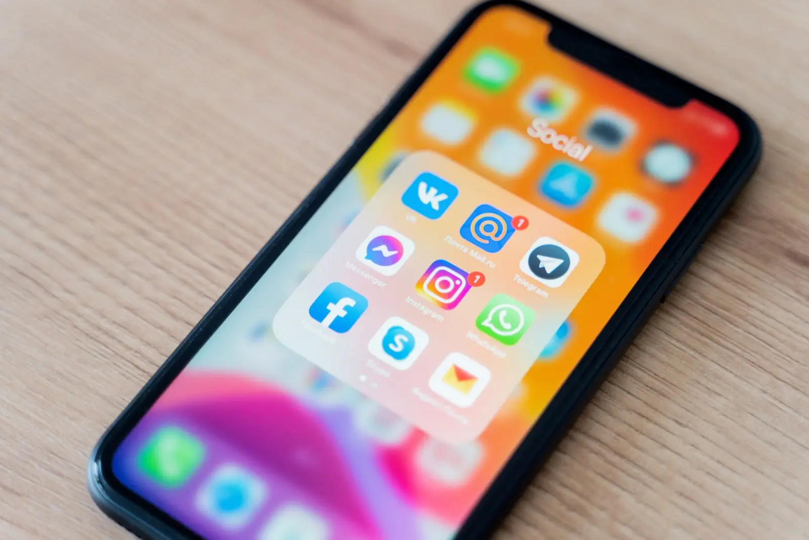 Bild von einem Smartphone mit verschiedenen apps von soziale Medien